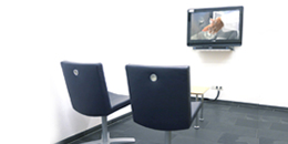 Schulungssituation mit Bildschirm und Sitzmöglichkeit